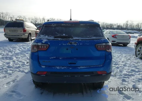 2025 Jeep Compass Latitude 4X4 z USA, uszkodzony, nr VIN 3C4NJDBN0ST528422